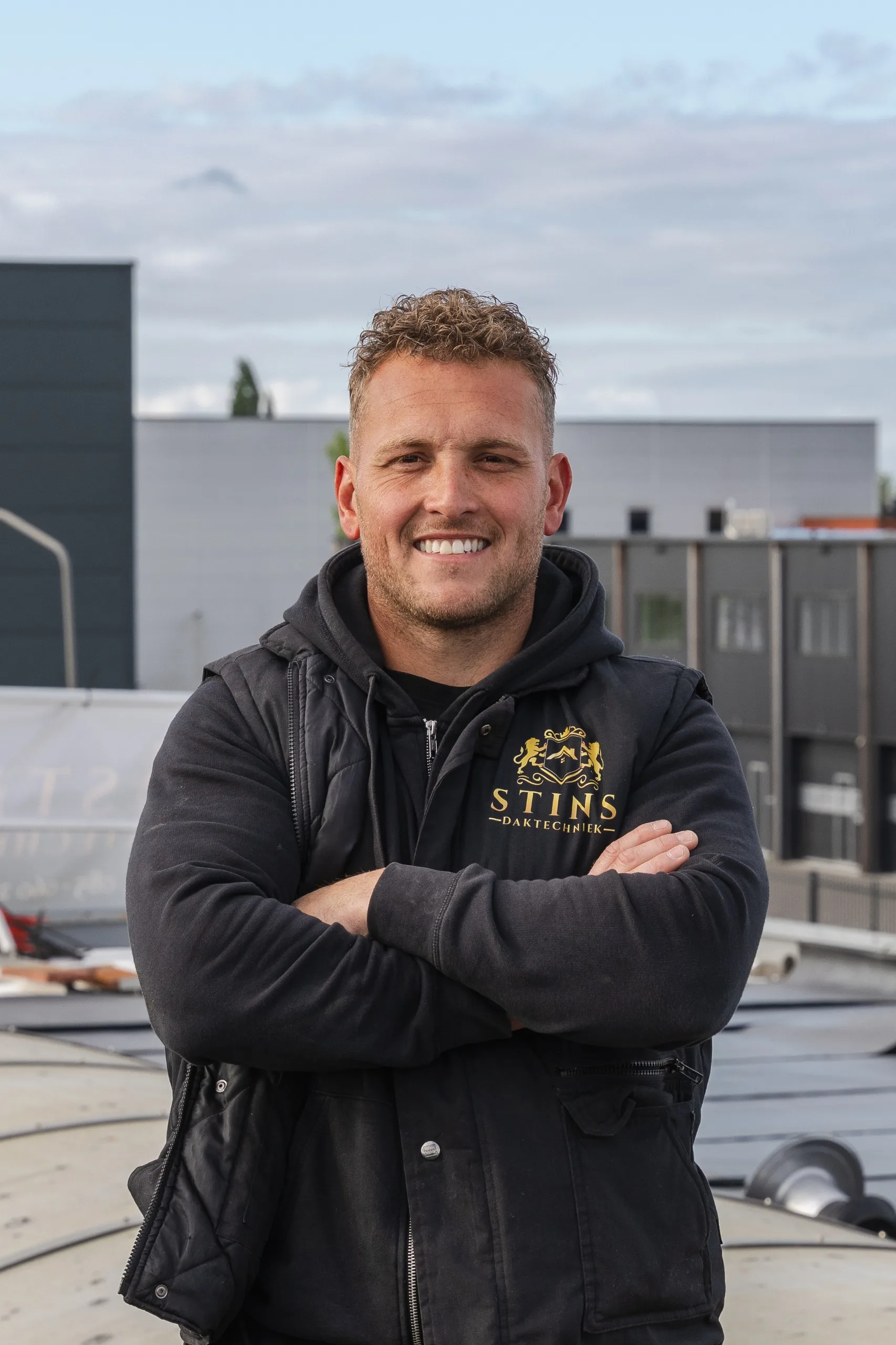 Dakdekker Breda voor dak reparatie - STINS Daktechniek vakman op het dak